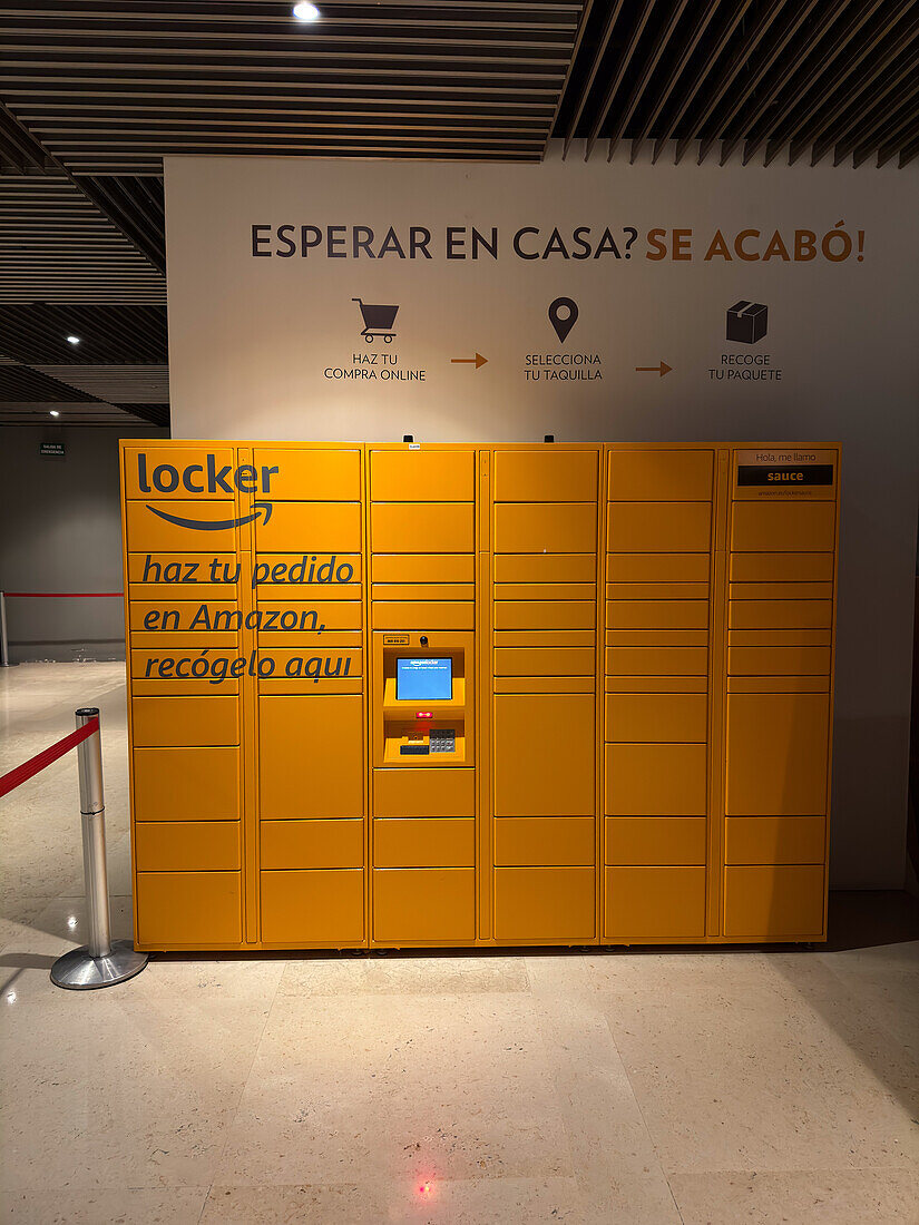Amazon-Schrank im Einkaufszentrum Aragonia, Zaragoza, Spanien
