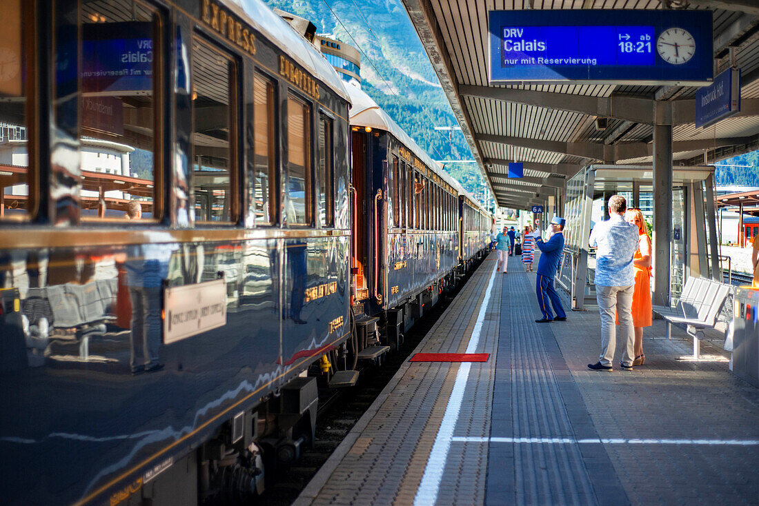 Der Luxuszug Belmond Venice Simplon Orient Express hält am Innsbrucker Hauptbahnhof, dem Hauptbahnhof in Innsbruck, Österreich
