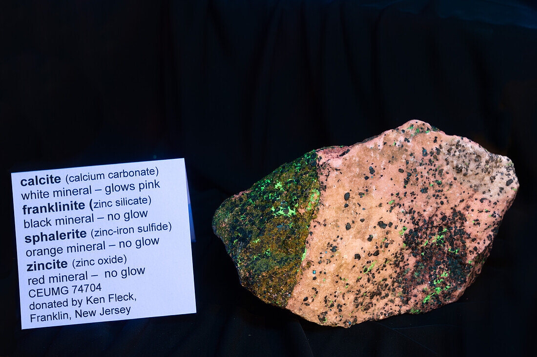 Franklinit, Zinkit, Sphalerit und Calcit-Mineralien fluoreszieren unter ultraviolettem Licht. USU Östliches Prähistorisches Museum, Price, Utah