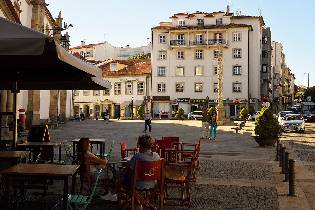 Ein Paar auf der Terrasse eines Restaurants an der Praça da Sé in Bragança, Portugal