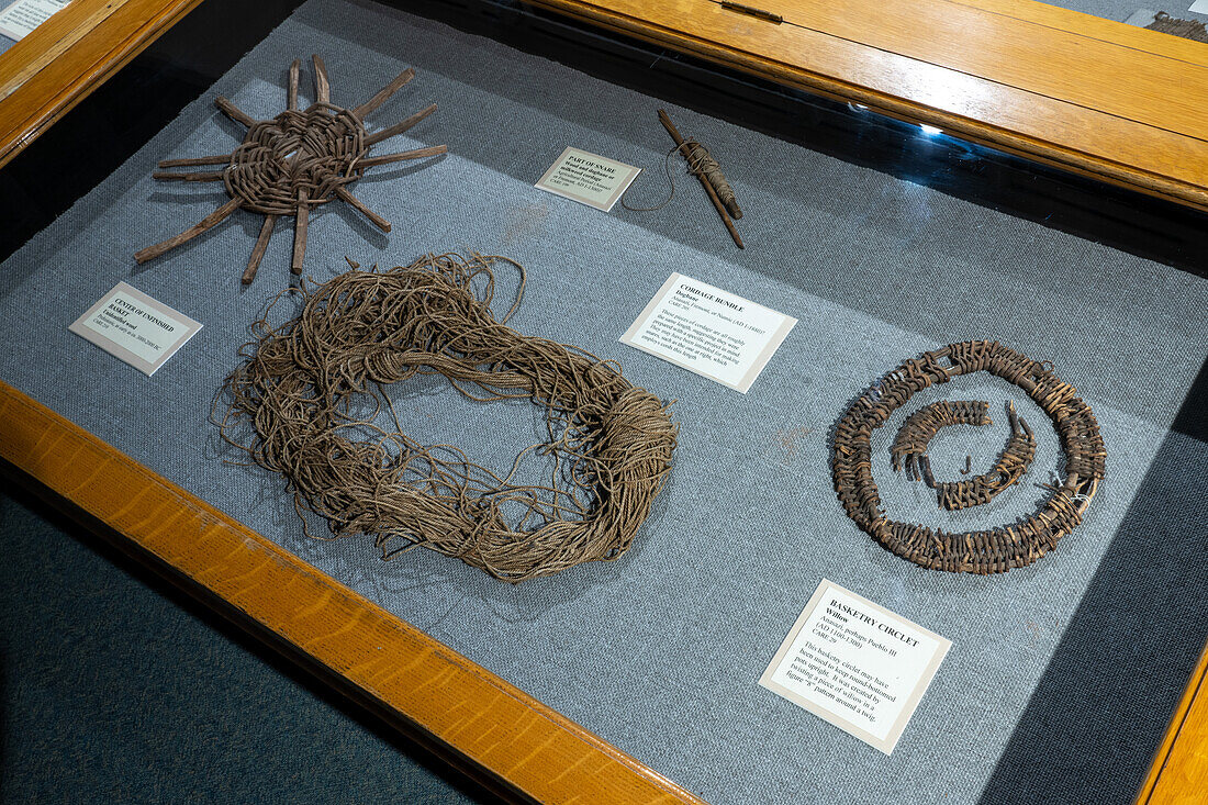 Prähispanische indianische Artefakte aus Fasern und Körben im USU Eastern Prehistoric Museum in Price, Utah