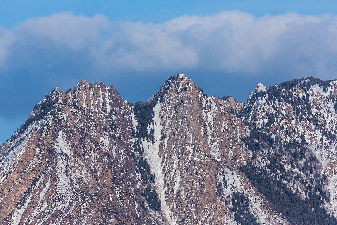 Wolken über dem schneebedeckten Mount Olympus in der Wasatch Mountain Range bei Salt Lake City, Utah