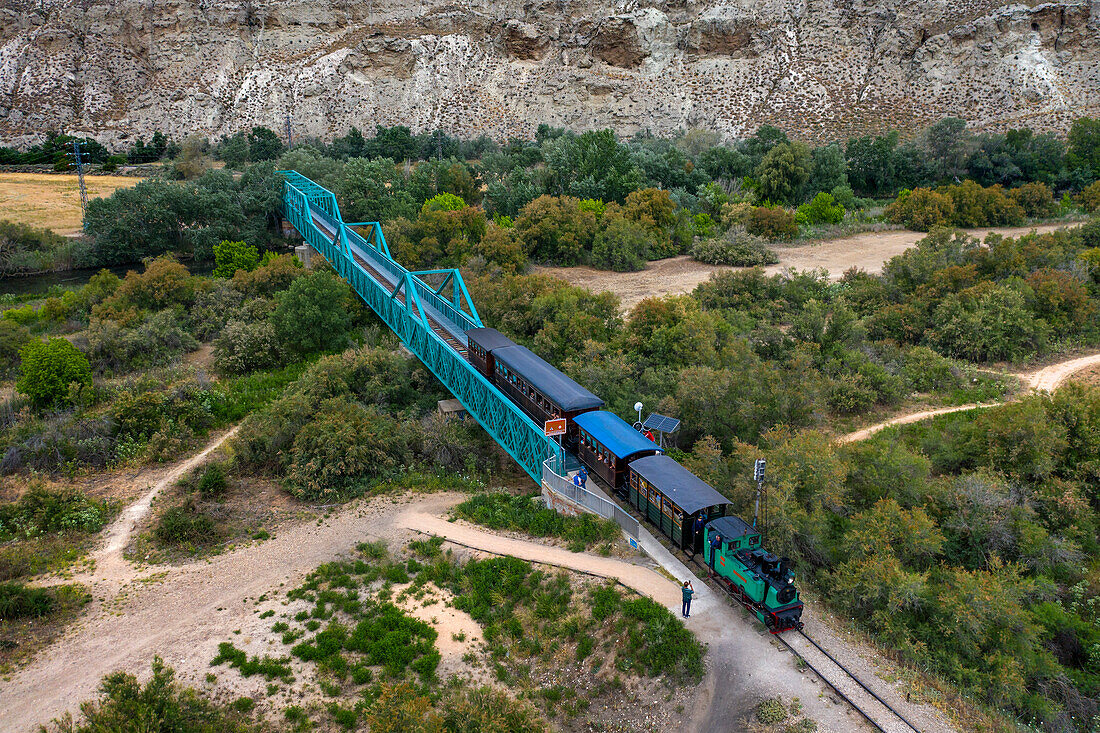 Luftaufnahme des Zuges El Tren de Arganda oder Tren de la Poveda in Rivas Vaciamadrid, Madrid, Spanien