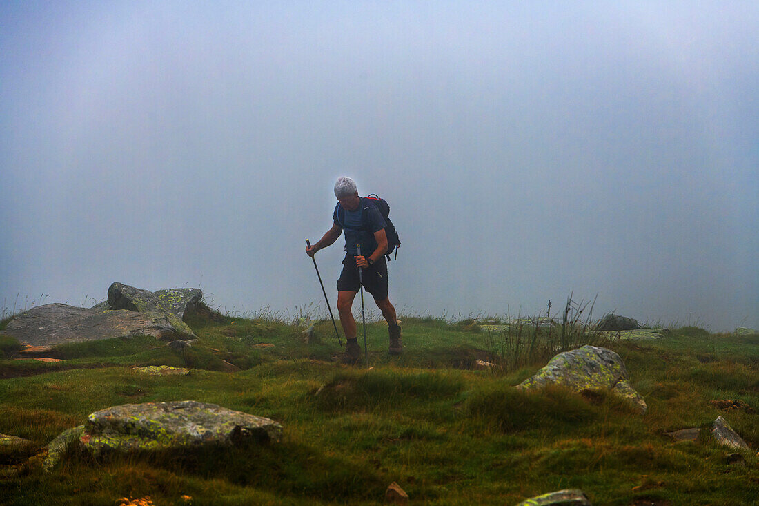 Spaziergang in den Hügeln außerhalb von Sare in der Nähe des Bergs La Rhune und des Aussichtspunkts, Baskenland, Frankreich