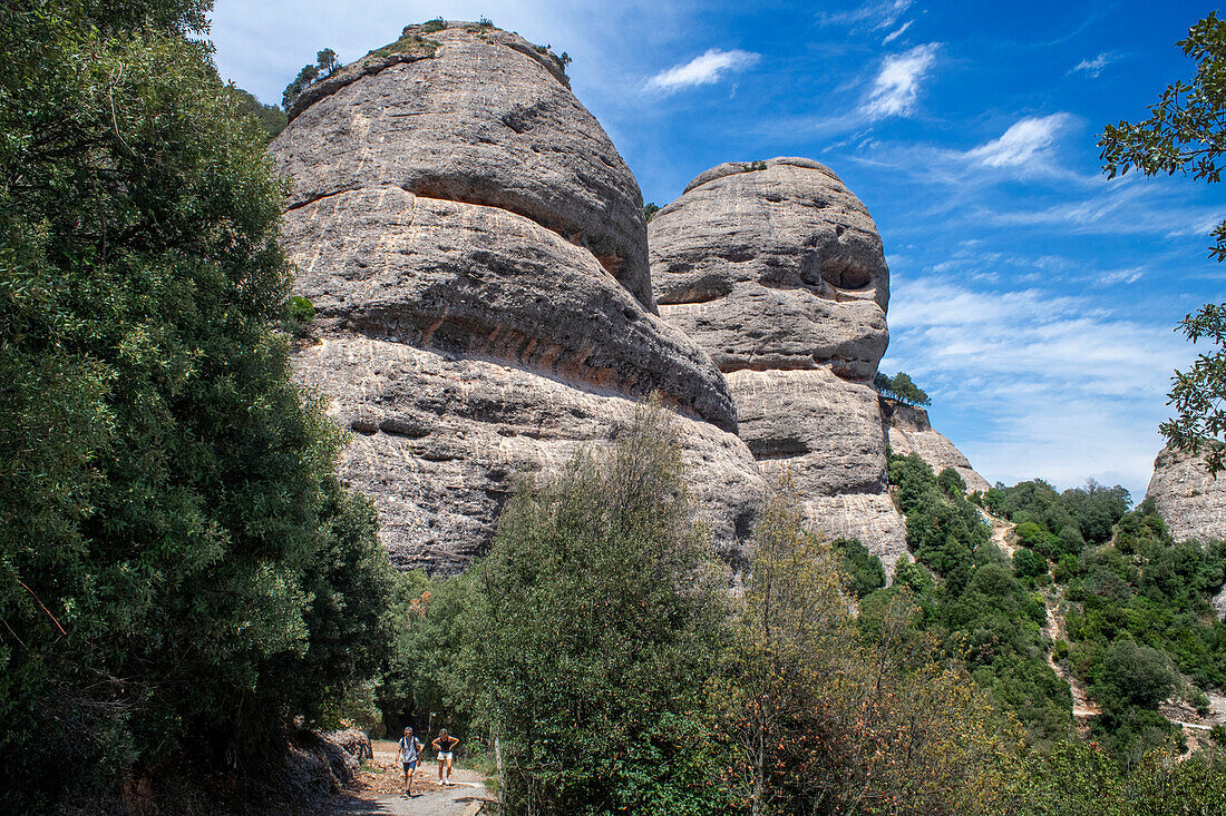 Weg zur Kapelle Sant Joan, Kalksteintürme in den Bergen von Montserrat, Barcelona, Katalonien, Spanien