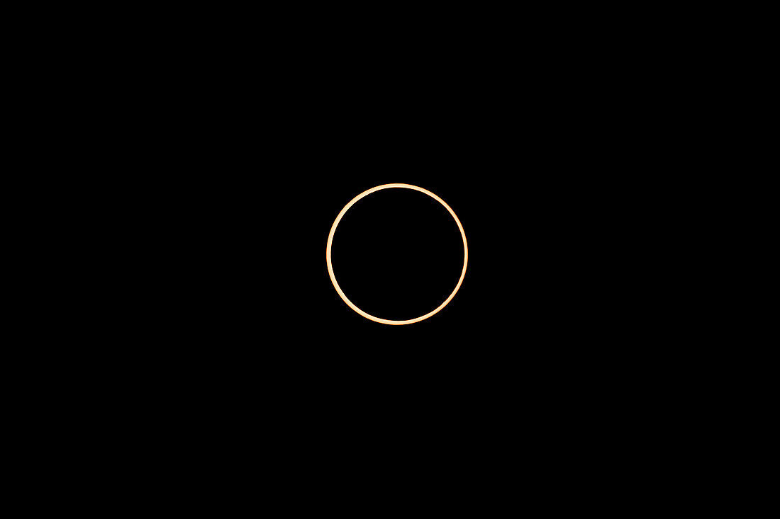 Der Mond vor der Sonne während des Höhepunkts der ringförmigen Sonnenfinsternis am 14. November 2023. Utah, USA