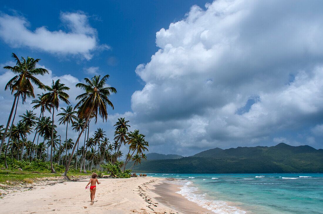 Palmen am Strand von Playa Bonita auf der Halbinsel Samana in der Dominikanischen Republik in der Nähe der Stadt Las Terrenas