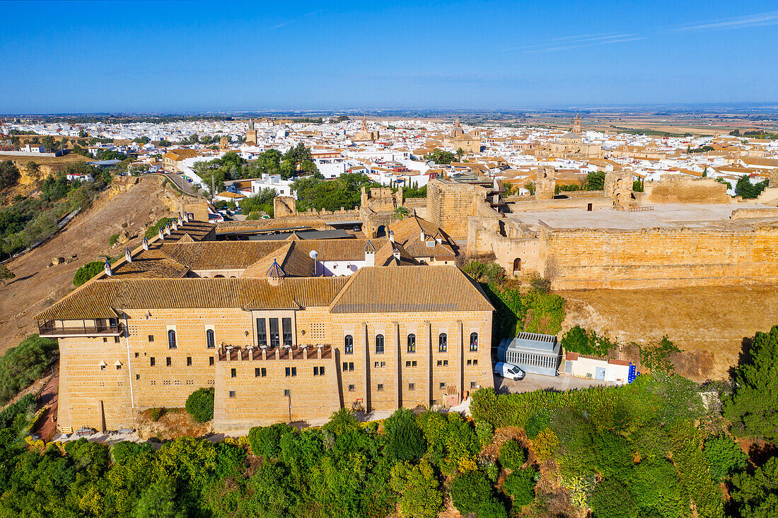 Luftaufnahme des Alcazar del Rey Don Perdro in der Altstadt von Carmona Sevilla Andalusien Südspanien