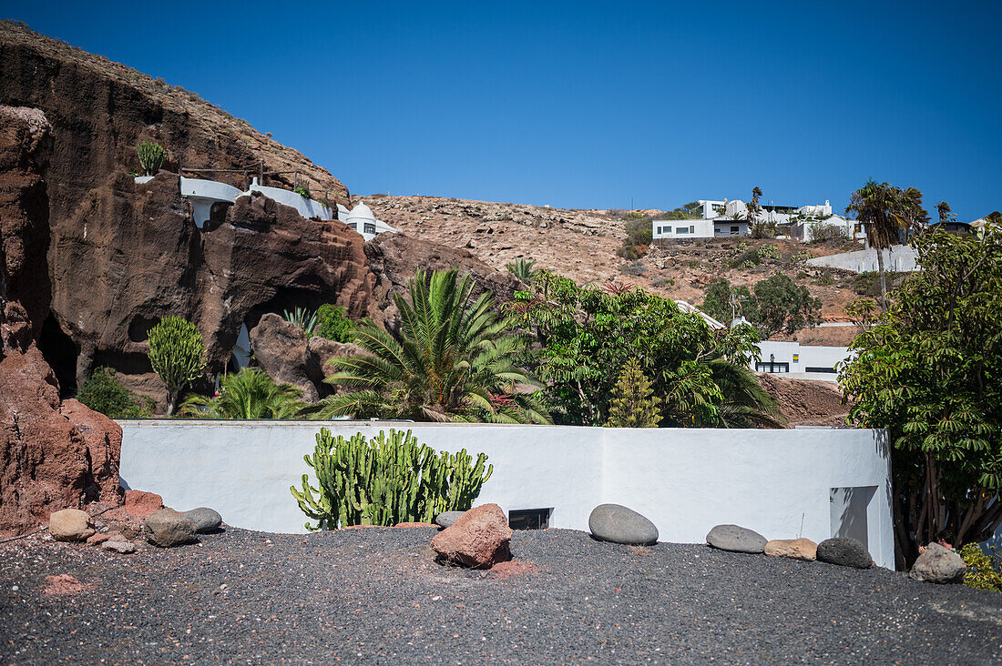 Das Lagomar Museum, auch bekannt als Omar Sharifs Haus, einzigartiges ehemaliges Wohnhaus mit natürlichen Lavahöhlen, heute ein Restaurant, eine Bar und eine Kunstgalerie auf Lanzarote, Kanarische Inseln, Spanien