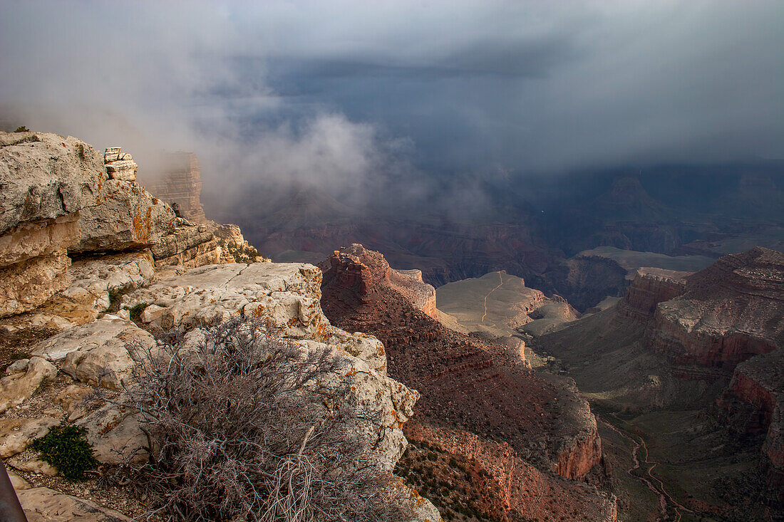 Winterlicher Schneesturm über dem Canyon im Grand Canyon National Park, Arizona