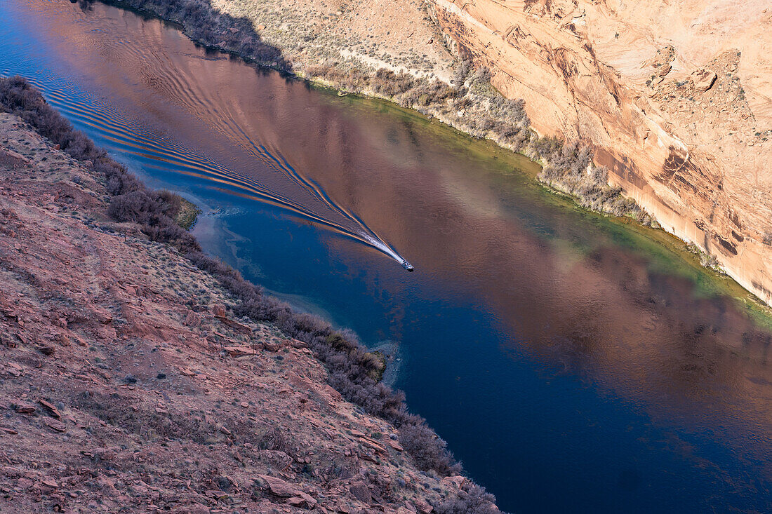 Ein Motorboot auf dem Colorado River im Glen Canyon unterhalb des Glen Canyon Damms. Glen Canyon National Recreation Area, Arizona