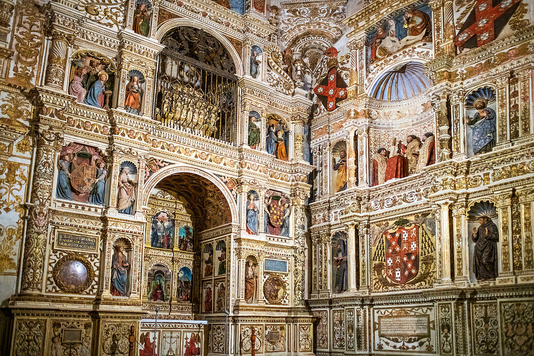 Altaraufsatz im Inneren der Kathedrale Santa María, Sigüenza, Provinz Guadalajara, Spanien