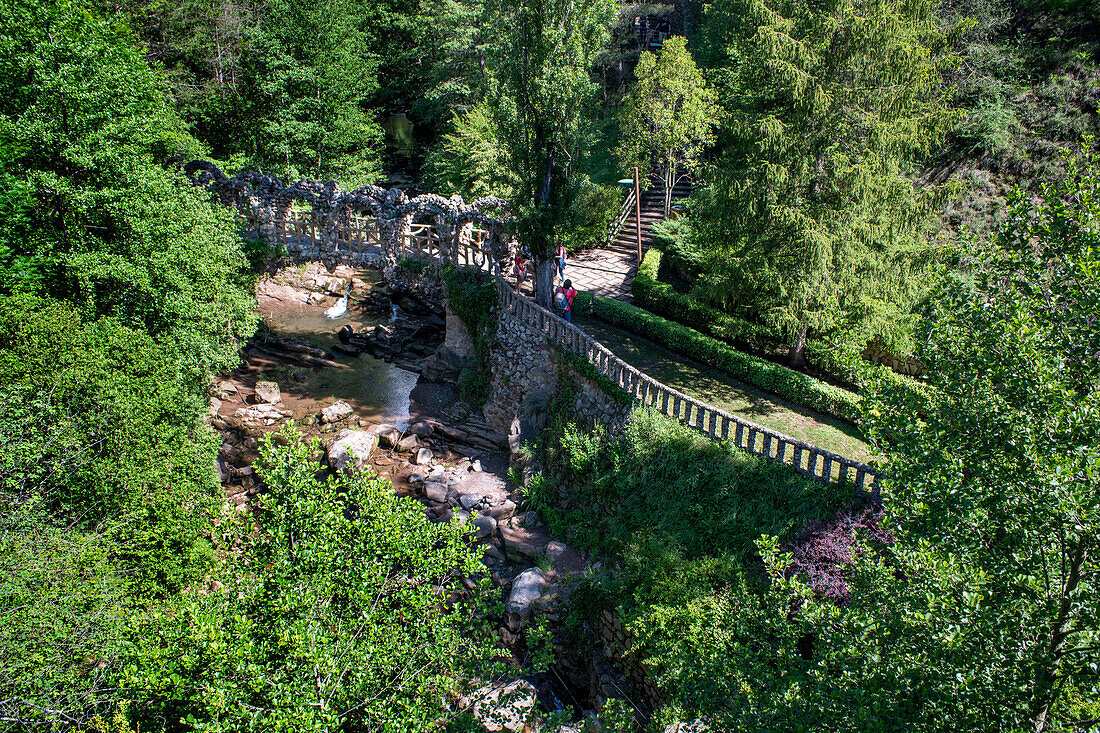 Artigas-Gärten oder Jardins Artigas, entworfen von Antoni Gaudí. Blick auf die Bogenbrücke in La Pobla de Lillet, Katalonien, Spanien