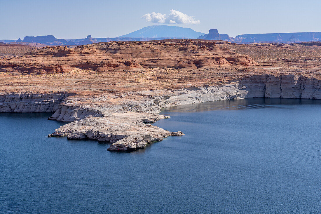 Gebleichter Sandstein zeigt die ehemalige Hochwassermarke im Lake Powell. Glen Canyon National Recreation Area, Arizona. Aufgrund der Trockenheit war der See zum Zeitpunkt der Aufnahme dieses Fotos um 179 Fuß gesunken.