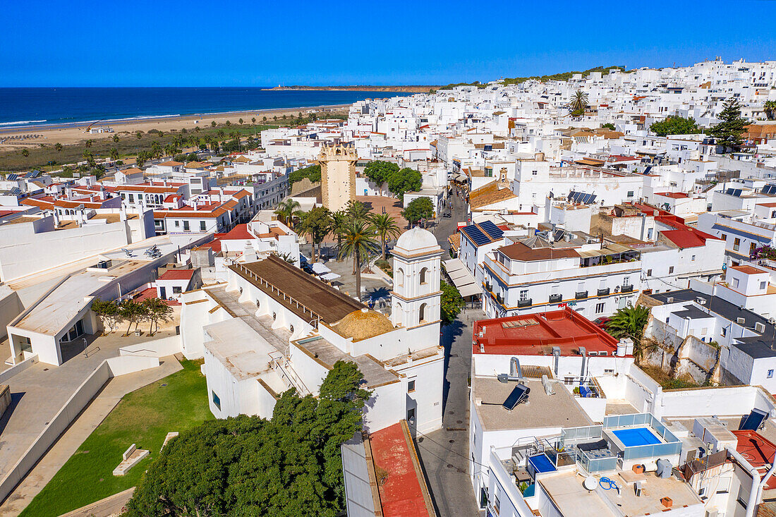 Luftaufnahme des Stadtzentrums und der Kirche Santa Catalina in Conil de la Frontera, Provinz Cadiz, Andalusien, Spanien