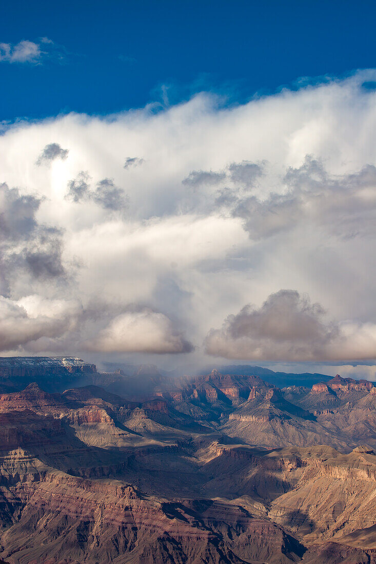 Winterlicher Schneesturm über dem Canyon im Grand Canyon National Park, Arizona. Man beachte den Schnee auf dem North Rim auf der anderen Seite des Canyons
