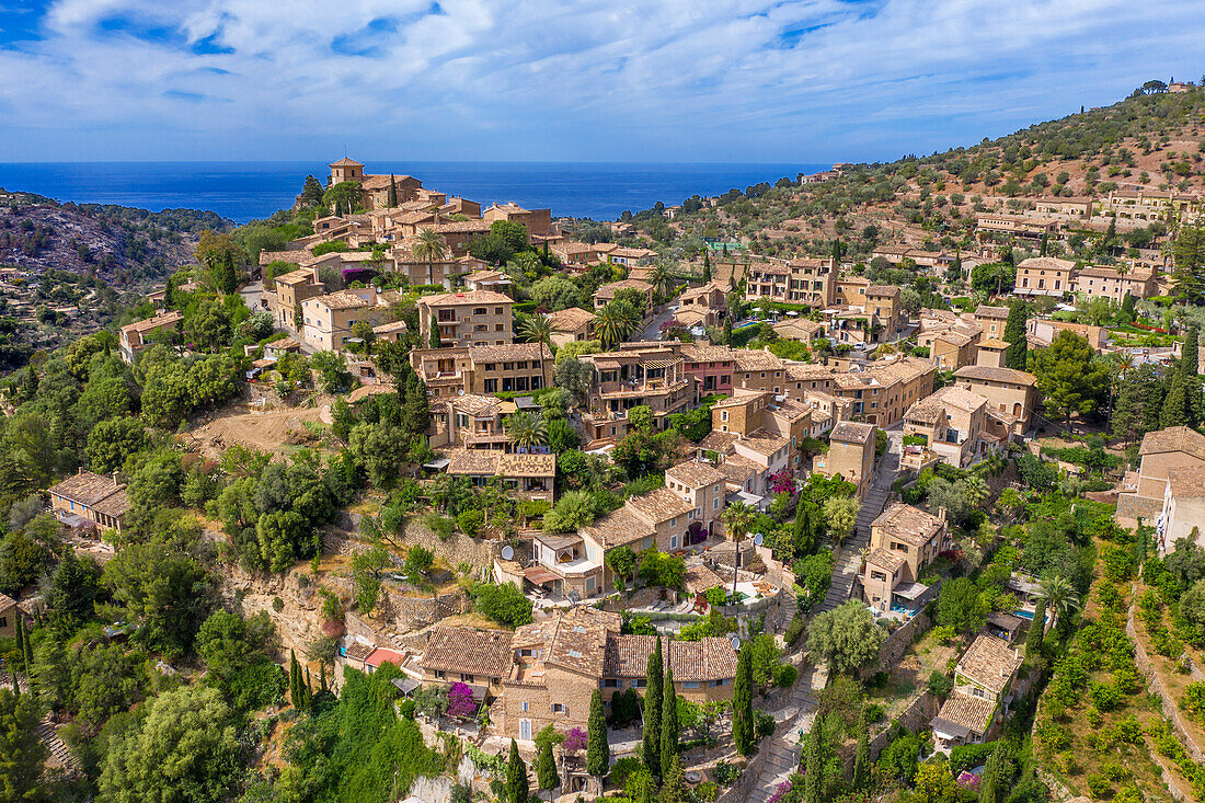 Luftaufnahme des auf einem Hügel gelegenen Dorfs Deia, Gemeinde Deya, Mallorca, Balearische Inseln, Spanien