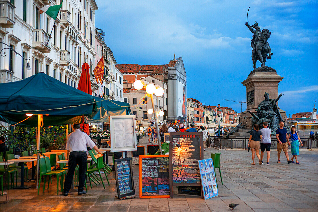 Restaurants und Statue von König Vittorio Emanuele in der Nähe der Seufzerbrücke Ponte dei Sospiri über den Rio di Palazzo della Paglia, Venedig, Italien. Ponte della Paglia, historische Brücke