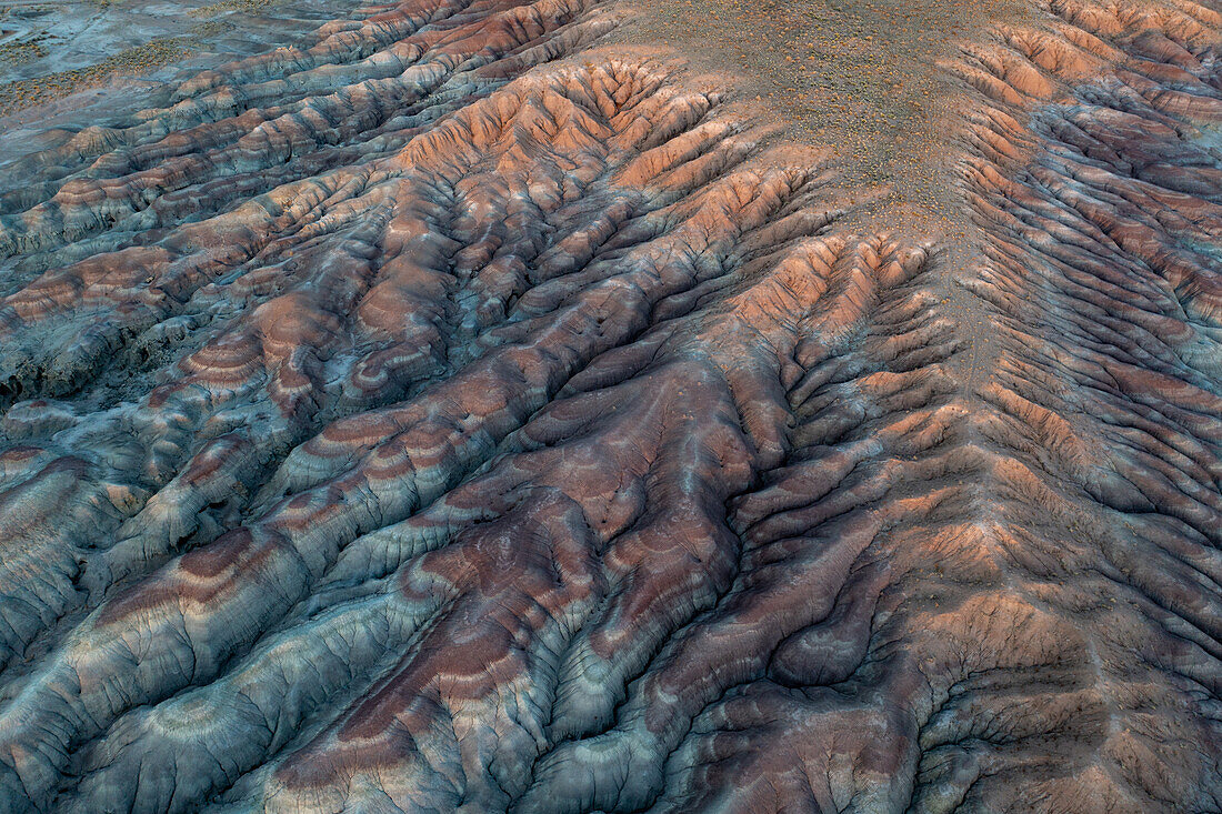 Mehrfarbig gestreifte Bentonit-Tonhügel bei der Fantasy Canyon Recreation Site in Utah
