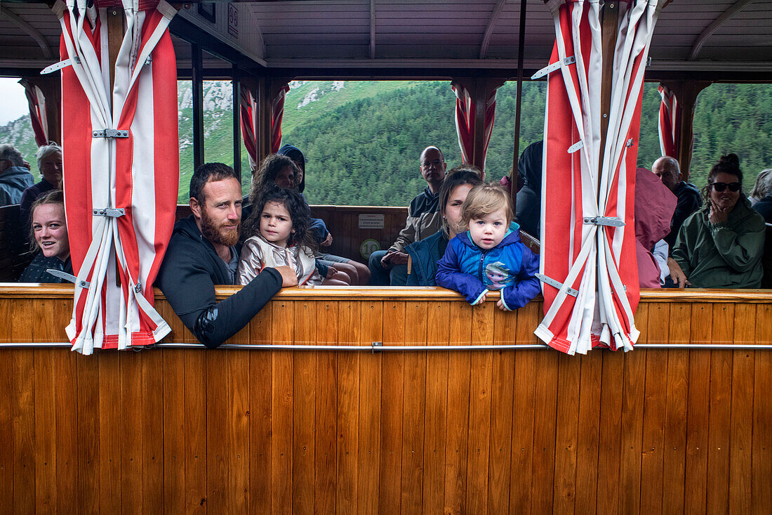 Torusits, Die Zahnradbahn Petit train de la Rhune in Frankreich führt auf den Gipfel des Berges La Rhun an der Grenze zu Spanien