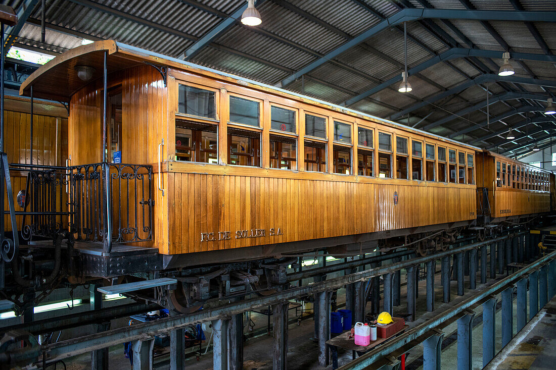 Garage Zug Reparatur mechanische Reparatur von Soller Zug in Soller tain Bahnhof. Tren de Soller, historischer Zug, der Palma de Mallorca mit Soller verbindet, Mallorca, Balearen, Spanien, Mittelmeer, Europa