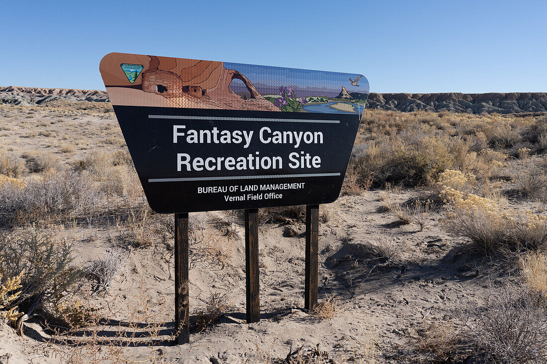 Eingangsschild an der Fantasy Canyon Recreation Site, in der Nähe von Vernal, Utah