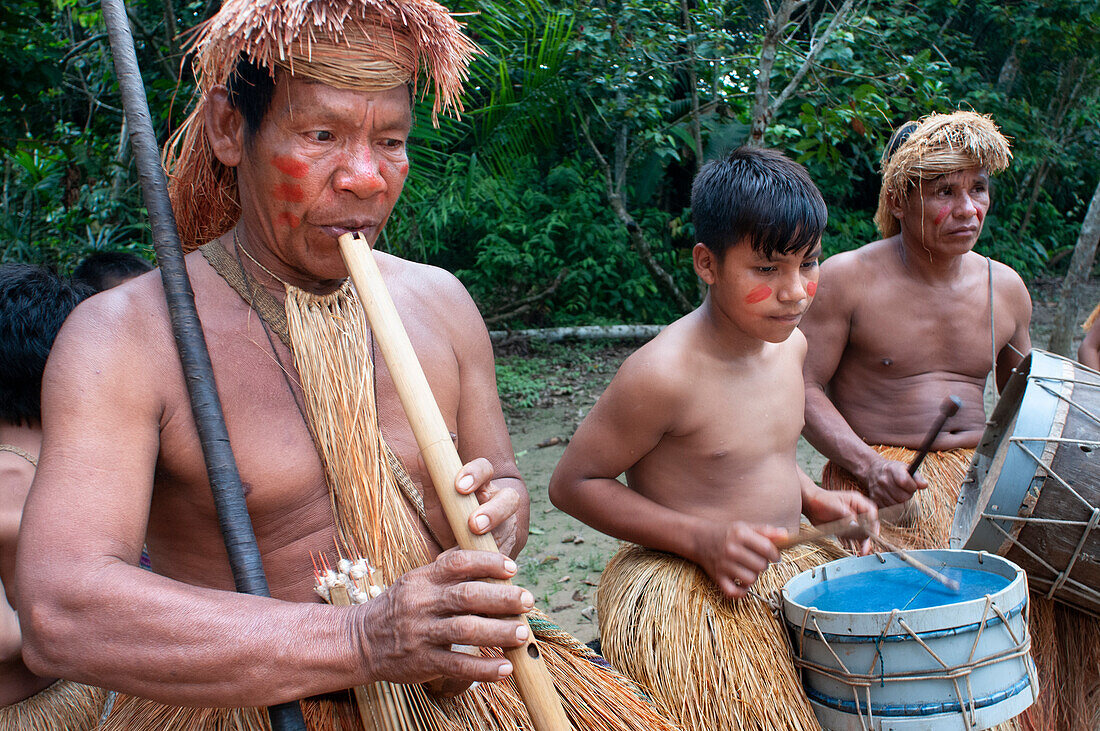 Flötentrommelmusik der Yagua-Indianer, die in der Nähe der amazonischen Stadt Iquitos, Peru, ein traditionelles Leben führen