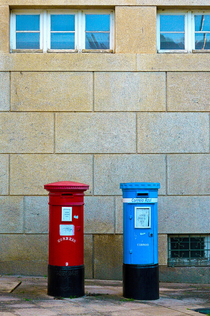 Zwei Briefkästen in einer Straße in Bragança, Portugal
