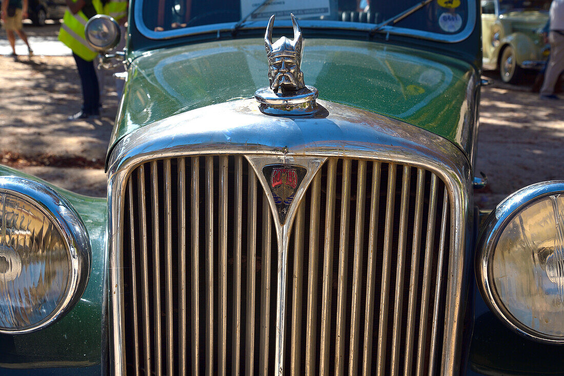 Die Front eines klassischen Rovers auf einem Autofestival in San Lorenzo de El Escorial, Madrid