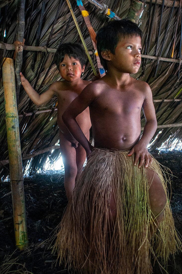 Tänze der Yagua-Indianer, die in der Nähe der amazonischen Stadt Iquitos, Peru, ein traditionelles Leben führen
