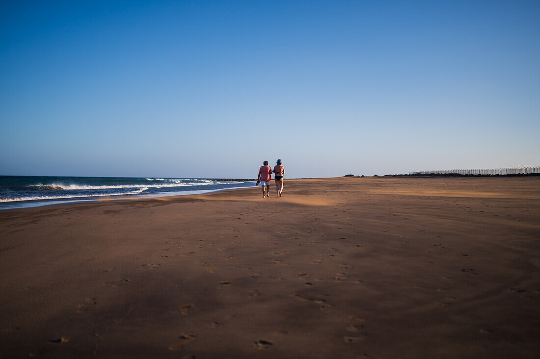 Pärchen spaziert am Strand von Lanzarote, Kanarische Inseln, Spanien