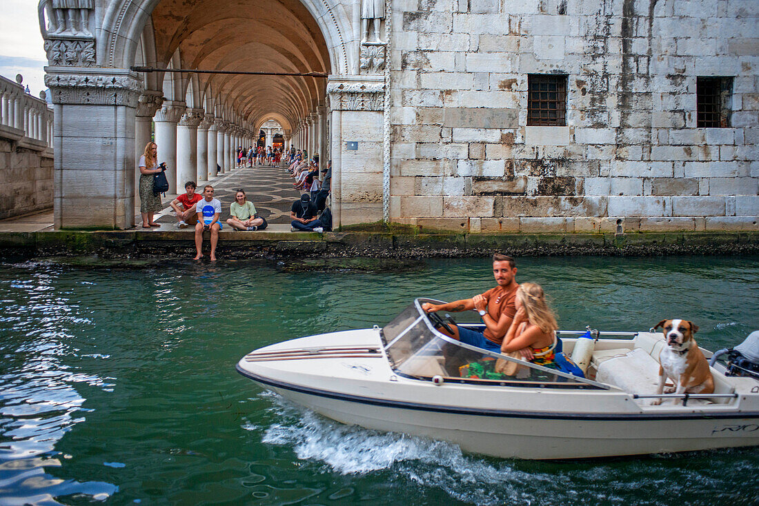 Die Seufzerbrücke Ponte dei Sospiri über den Rio di Palazzo della Paglia, Venedig, Italien. Ponte della Paglia, historische Brücke und herzoglicher Palast in Venedig