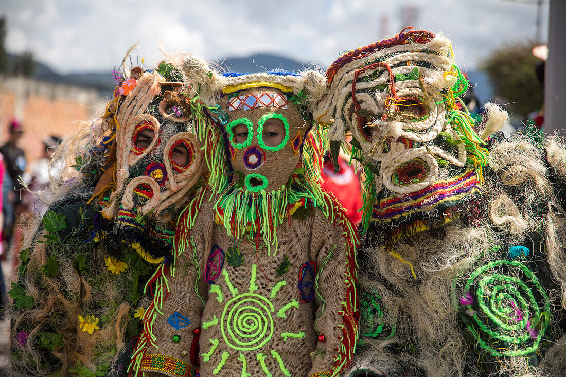 Der Karneval der Negros y Blancos in Pasto, Kolumbien, ist ein lebhaftes kulturelles Spektakel, das sich mit einem Übermaß an Farben, Energie und traditioneller Inbrunst entfaltet