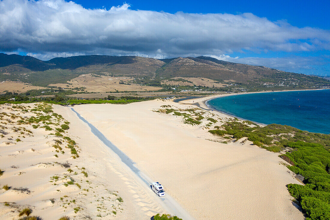 Strand Playa Punta Paloma, Luftaufnahme des Dünenstrandes Duna de Valdevaqueros, Tarifa, Costa de la Luz, Provinz Cadiz, Andalusien, Südspanien