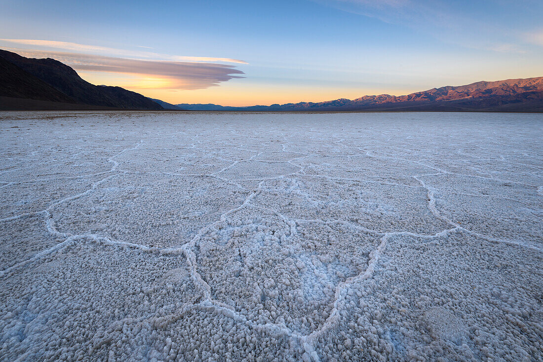 Salzformationen im Badwater Basin im Death Valley National Park, Kalifornien