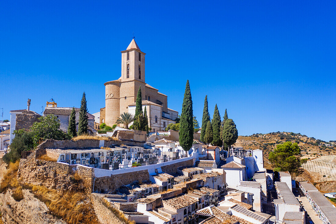 Luftaufnahme des Friedhofs von Iznajar in der Provinz Cordoba, Andalusien, Südspanien