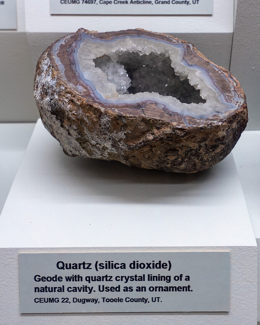 Geode mit Quarzkristallauskleidung in der Mineraliensammlung im USU Eastern Prehistoric Museum, Price, Utah