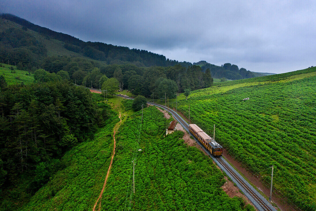 Luftaufnahme der Zahnradbahn Petit train de la Rhune in Frankreich, die auf den Gipfel des Berges La Rhun an der Grenze zu Spanien führt