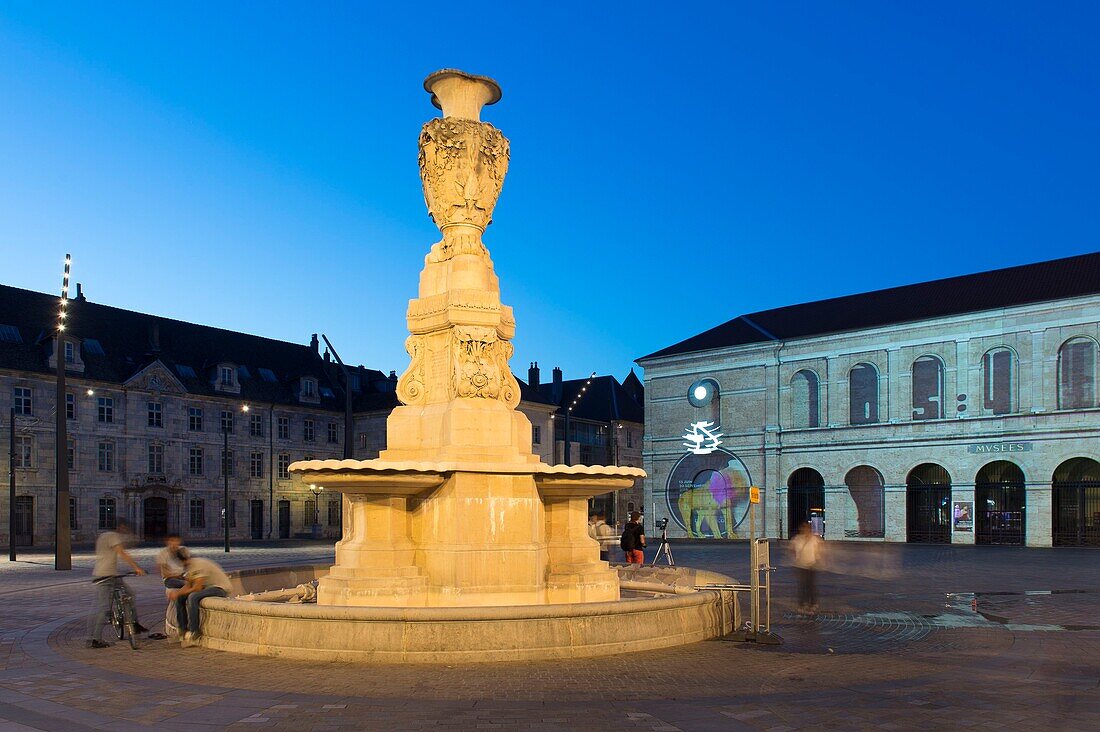 Frankreich, Doubs, Besancon der Brunnen auf dem Place de la Revolution in der Abenddämmerung