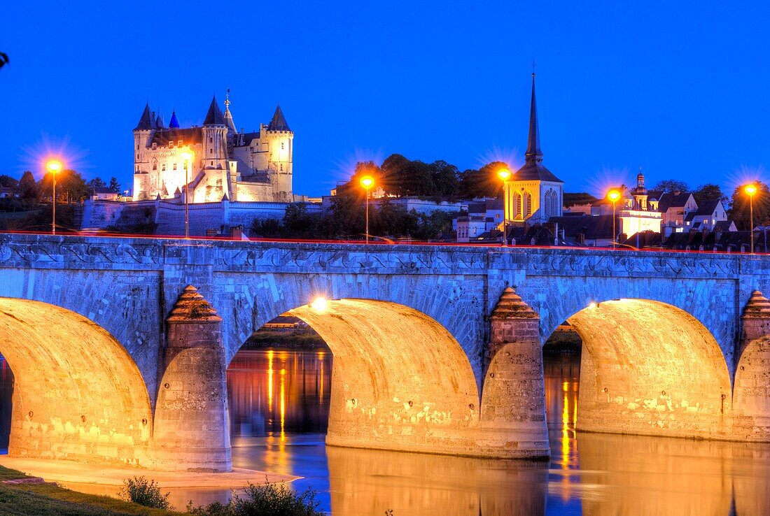 Frankreich, Maine et Loire, Loiretal, von der UNESCO zum Welterbe erklärt, das Schloss von Saumur und die Loire bei Nacht