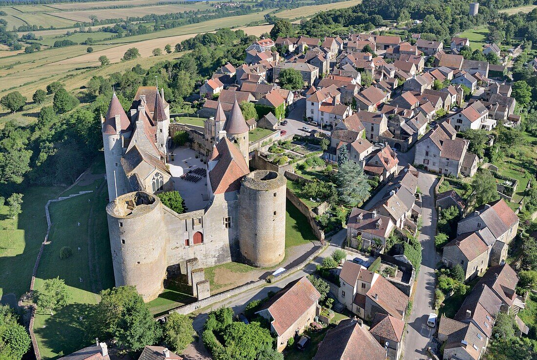 Frankreich, Cote d'Or, Chateauneuf en Auxois, Die schönsten Dörfer Frankreichs, das Schloss (Luftaufnahme)