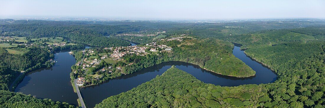 Frankreich, Vendee, Mervent, das vom Fluss la Mère umgebene Dorf (Luftaufnahme)