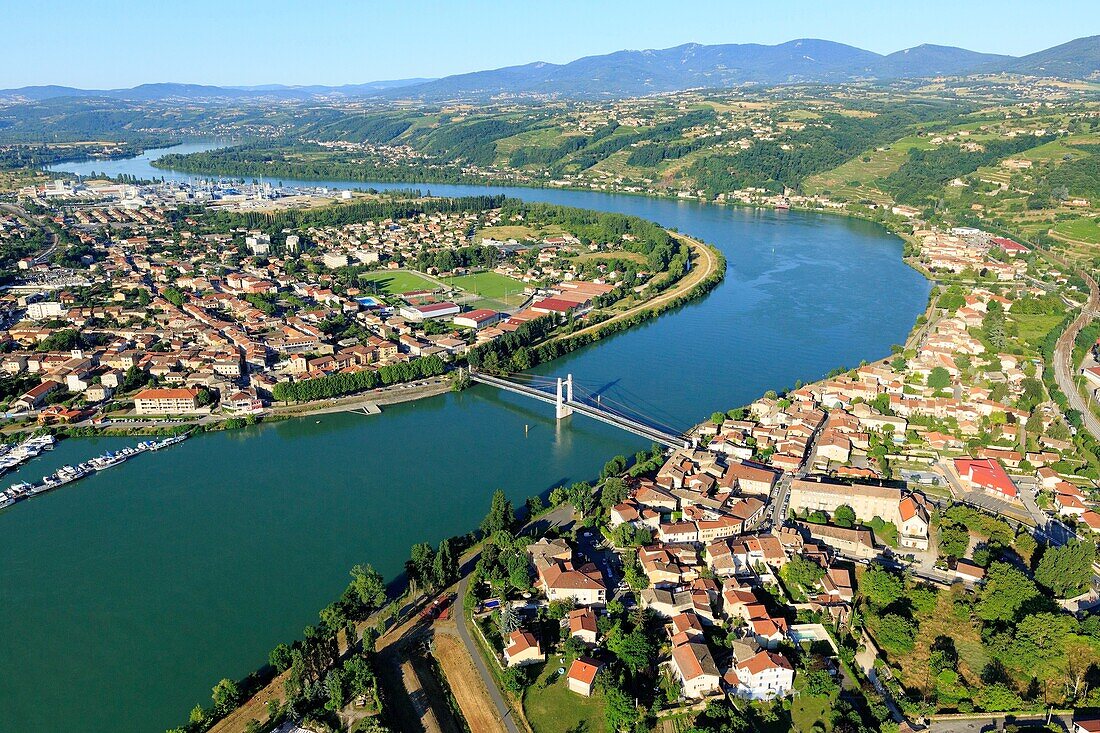 Frankreich, Isere, Les Roches de Condrieu, Brücke Die Rhone, Condrieu im Vordergrund (Luftaufnahme)