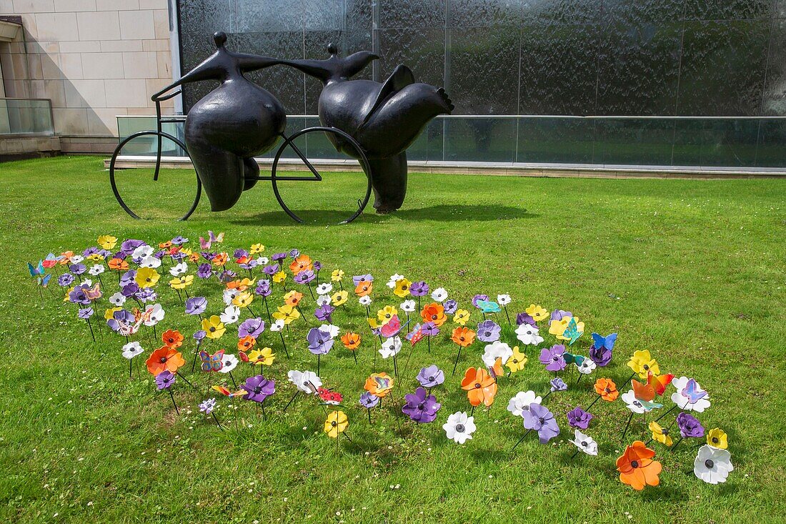 Frankreich, Hauts de Seine, Puteaux, Skulptur von Jean-Louis Toutain vor dem Kulturpalast