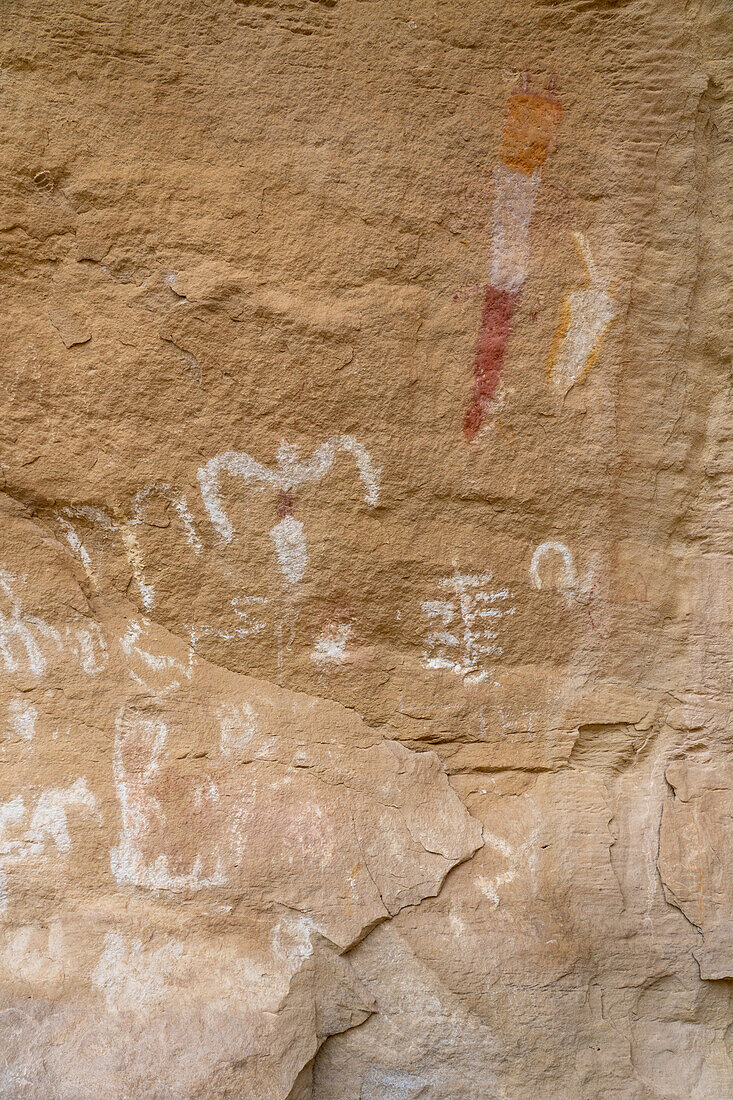 Prähispanische Piktogramme an der White Birds Interpretive Site im Canyon Pintado National Historic District in Colorado. Prähispanische Felskunst der amerikanischen Ureinwohner