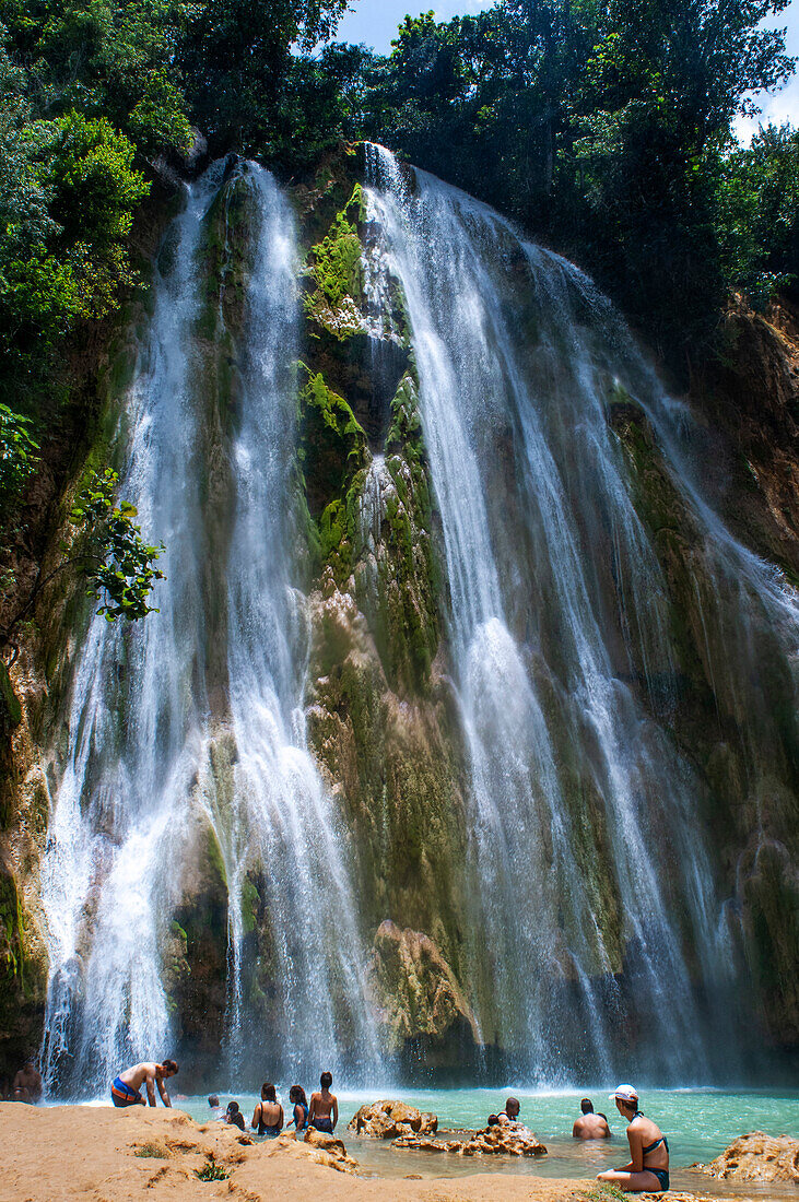 Touristen an der malerischen Kaskade des Wasserfalls El Limon im Dschungel der Halbinsel Samana in der Dominikanischen Republik. Erstaunlicher Sommerblick des Wasserfalls im tropischen Wald