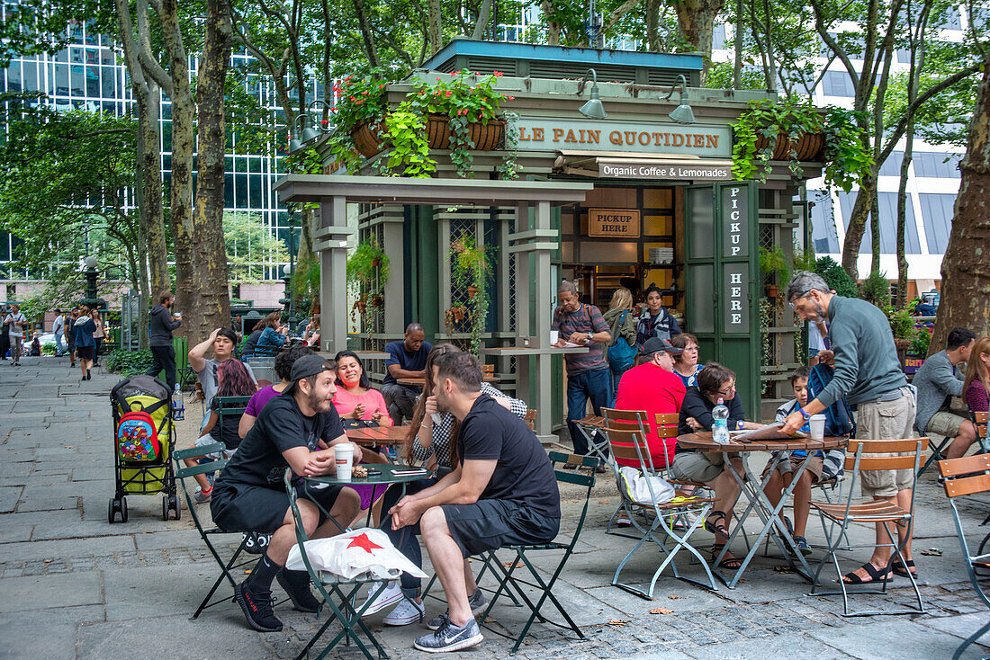 Bryant Park, read corner, bars and restaurants, Midtown Manhattan, New York City, USA.