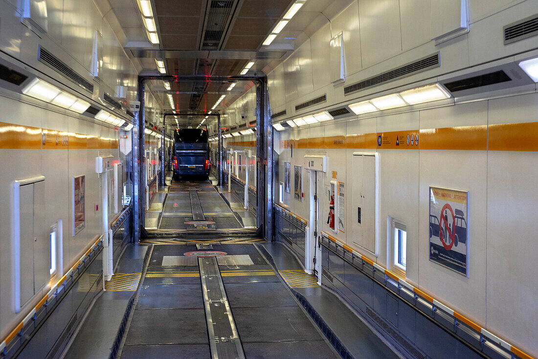 Der Tunnel sous la Manche: An Bord eines Eurotunnel-Pendelzugs für hohe Fahrzeuge nach England, Großbritannien, am Terminal von Calais, an der Nordküste Frankreichs