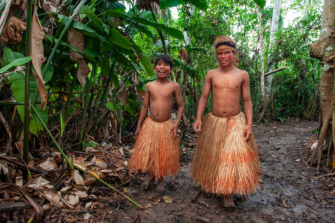 Jugendliche Yagua-Indianer führen ein traditionelles Leben in der Nähe der amazonischen Stadt Iquitos, Peru