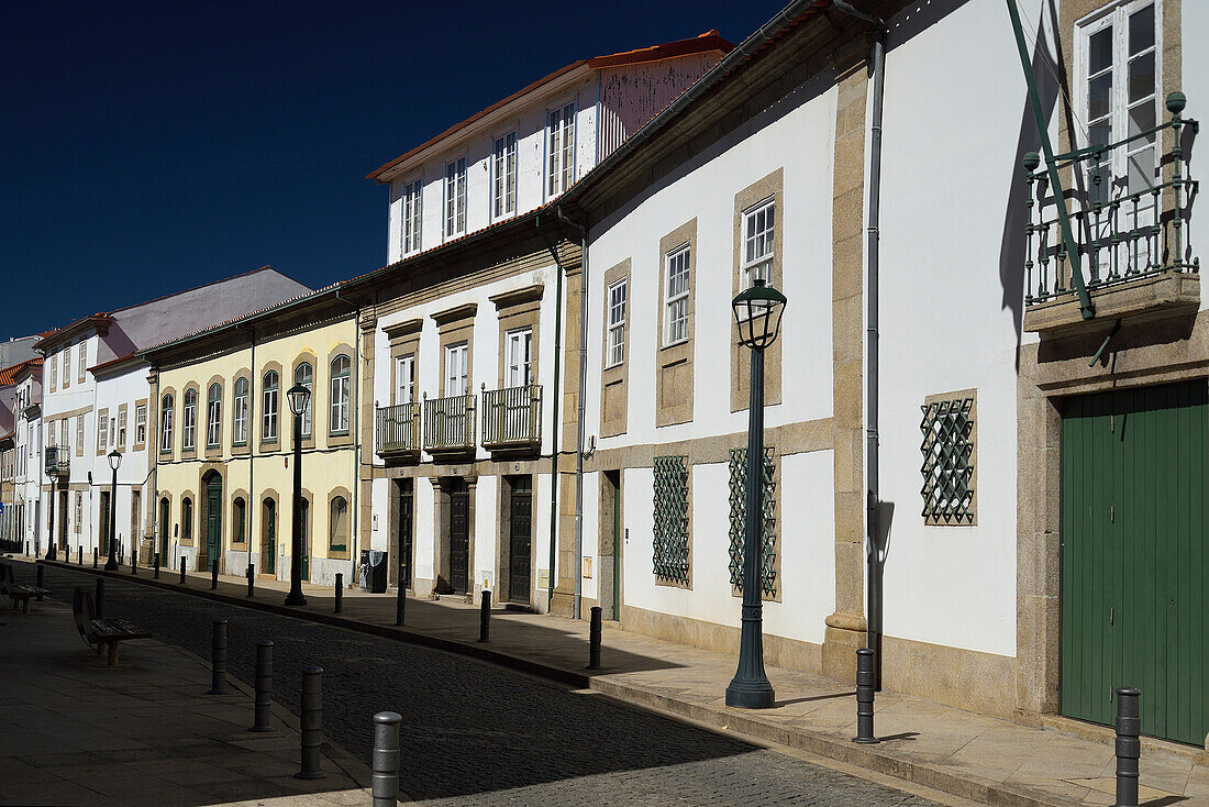 Eine Straße in der Altstadt von Bragança, Portugal